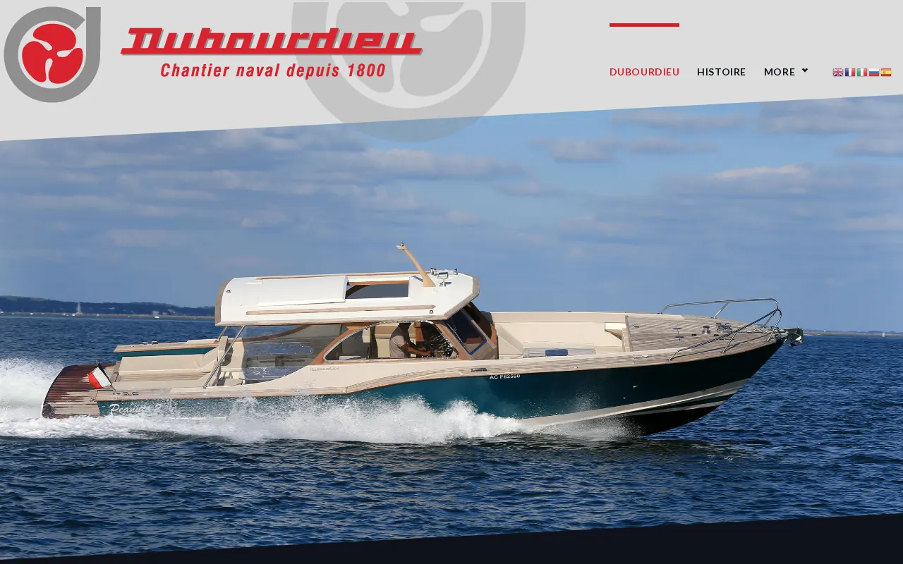Page d’accueil du chantier naval Dubourdieu présentant un bateau en navigation.