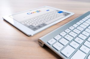 Clavier et tablette avec l'interface Google